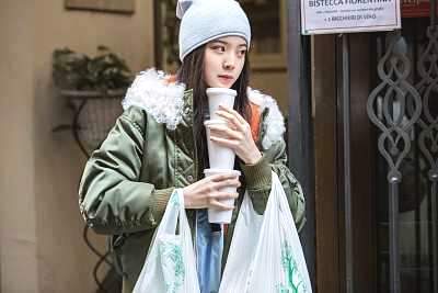 欧阳娜娜少女感真强！一身潮牌现身花店，俏皮甜美，上演粉色可爱