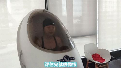 假小子变装惊艳全场的样子,肿眼泡假小子