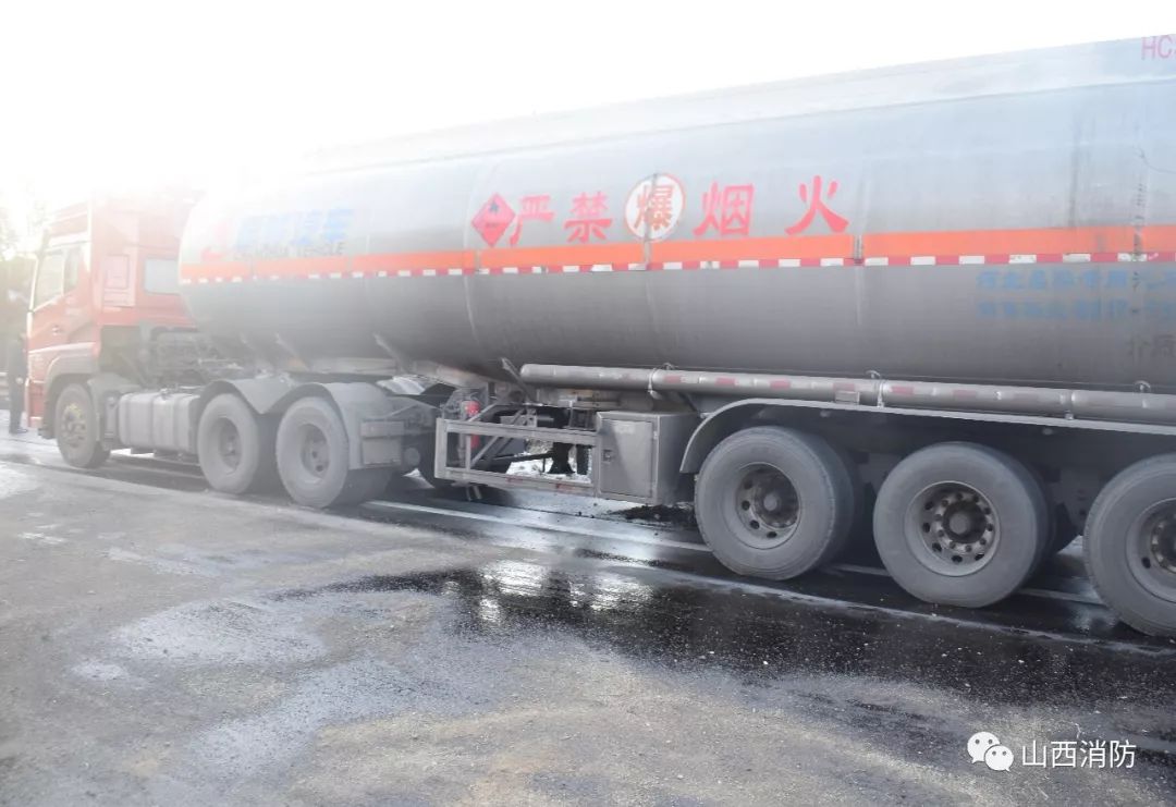 高速槽罐车泄漏防火员牺牲,汽油罐车侧翻泄漏防火员及时处置