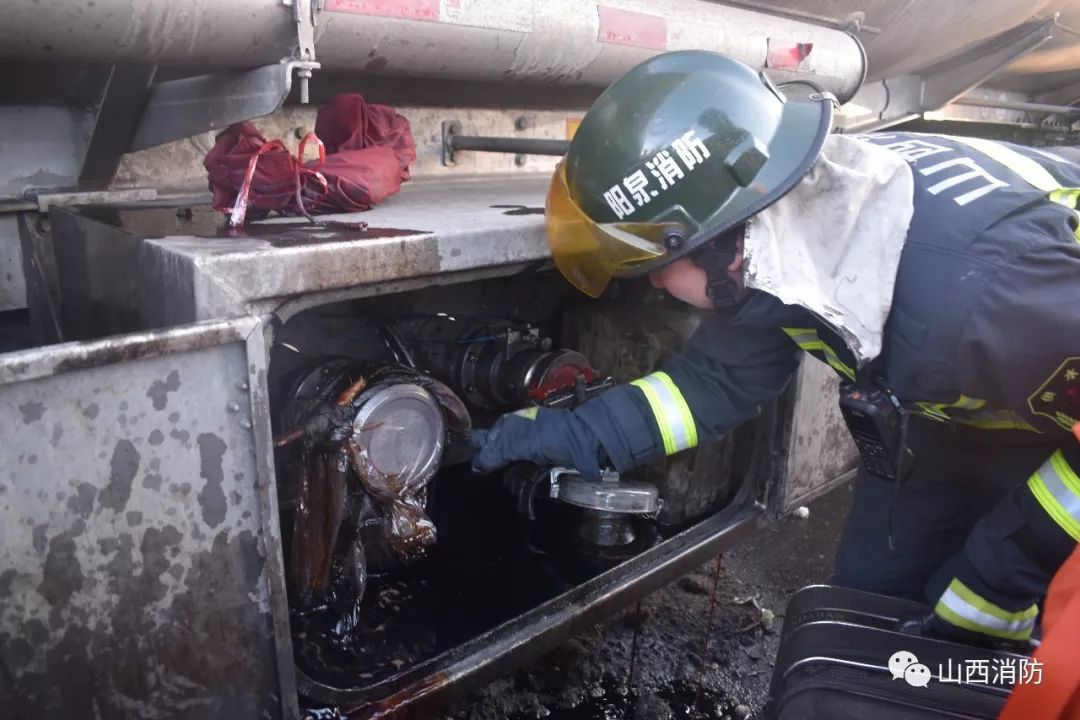 高速槽罐车泄漏防火员牺牲,汽油罐车侧翻泄漏防火员及时处置
