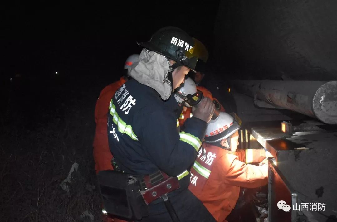 高速槽罐车泄漏防火员牺牲,汽油罐车侧翻泄漏防火员及时处置