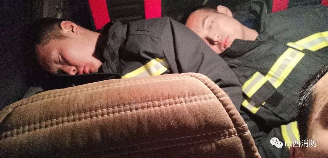 高速槽罐车泄漏防火员牺牲,汽油罐车侧翻泄漏防火员及时处置