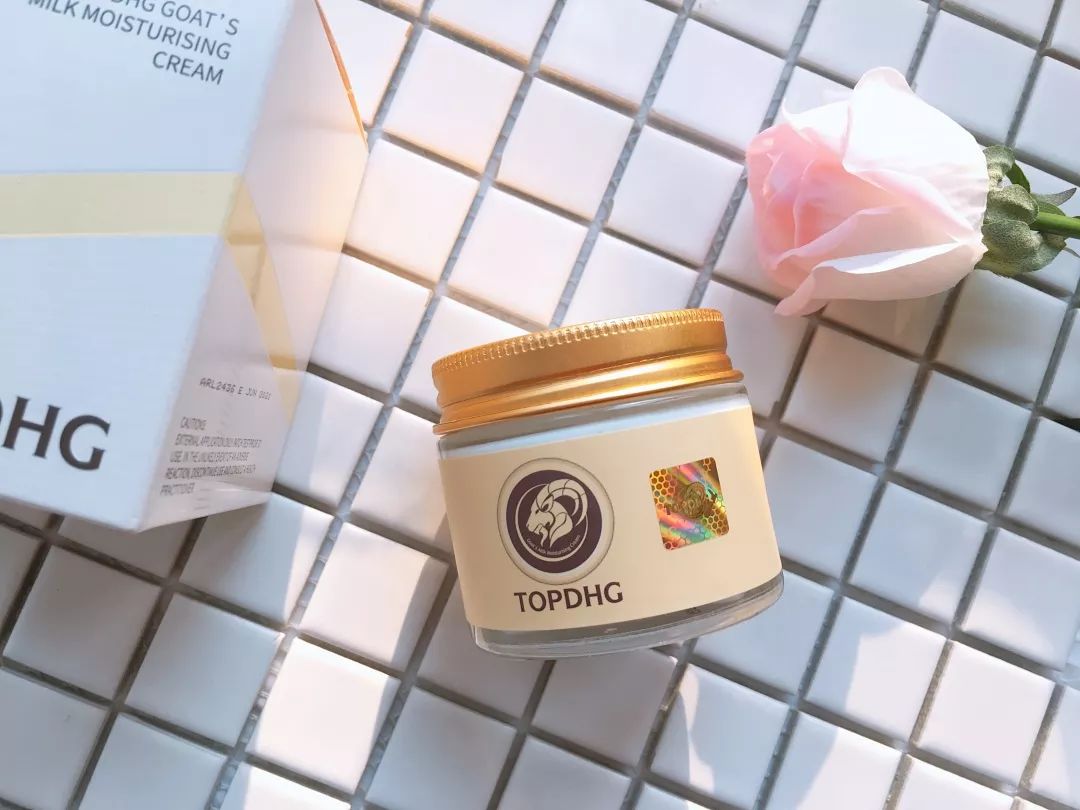 澳洲时尚杂志、超模力荐：锁水嫩肤效果大写的赞！10000粒奶珠浸透肌肤，焕发瓷光肌！