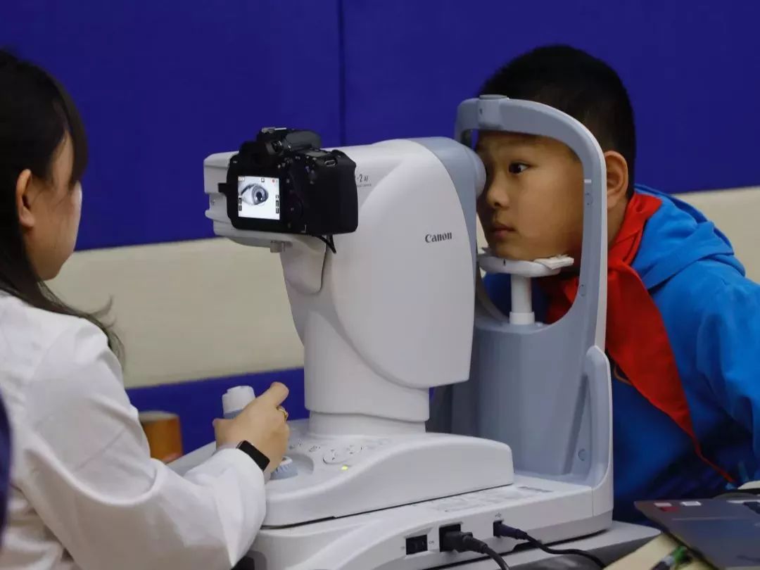 成年人近视不会加深是误区,不要走入手术治疗近视的误区