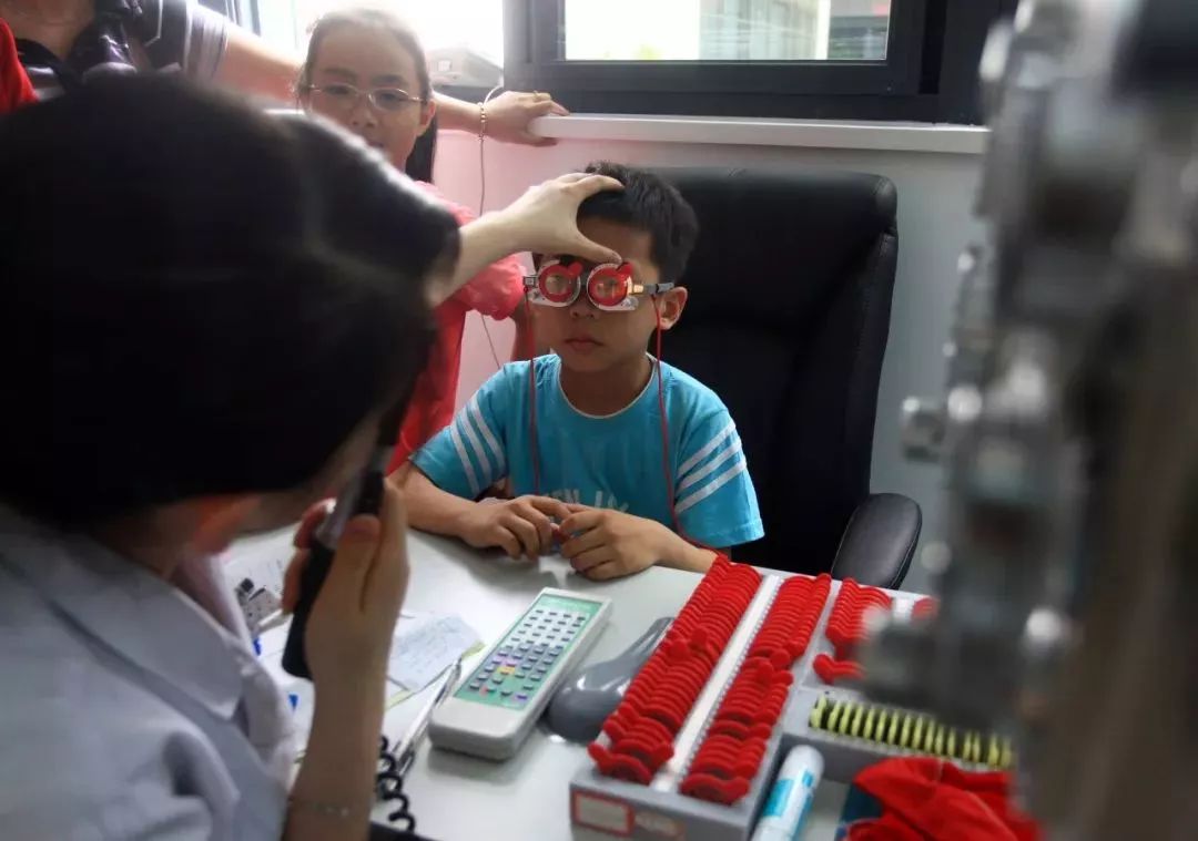 成年人近视不会加深是误区,不要走入手术治疗近视的误区