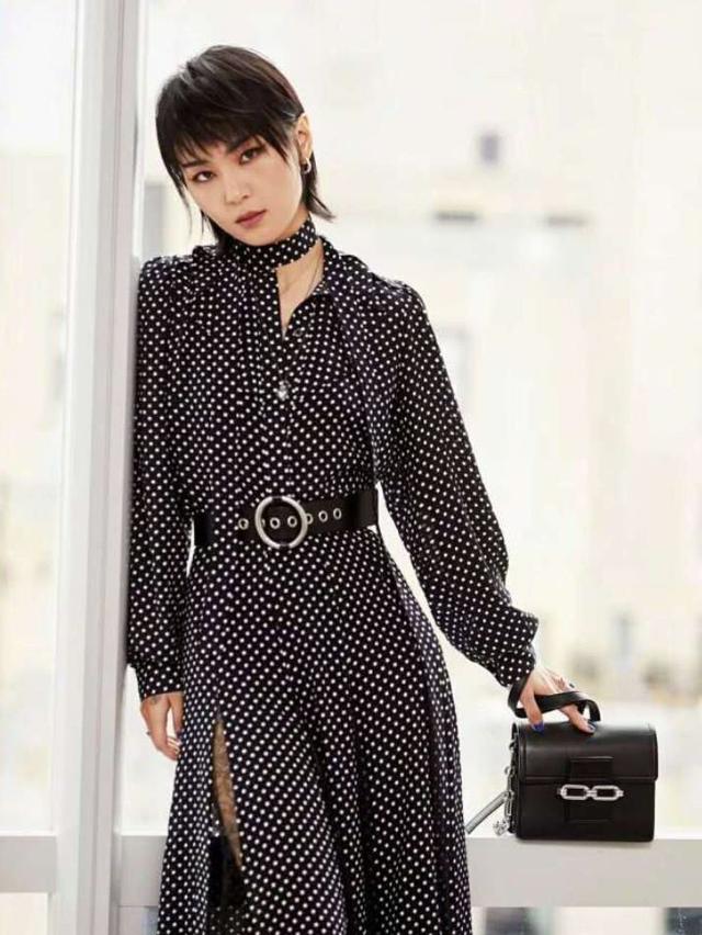 周笔畅穿白色裤子片段,周笔畅早期