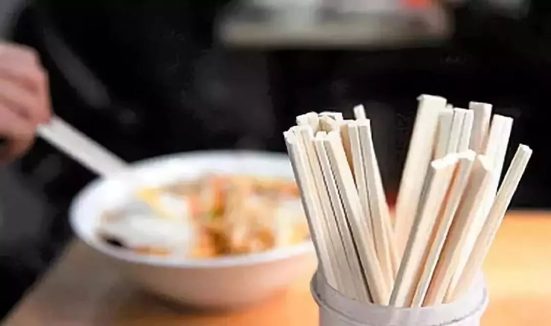 一次性筷子的木刺咽下去了怎么办,怎么判断一次性筷子是否扎进手里