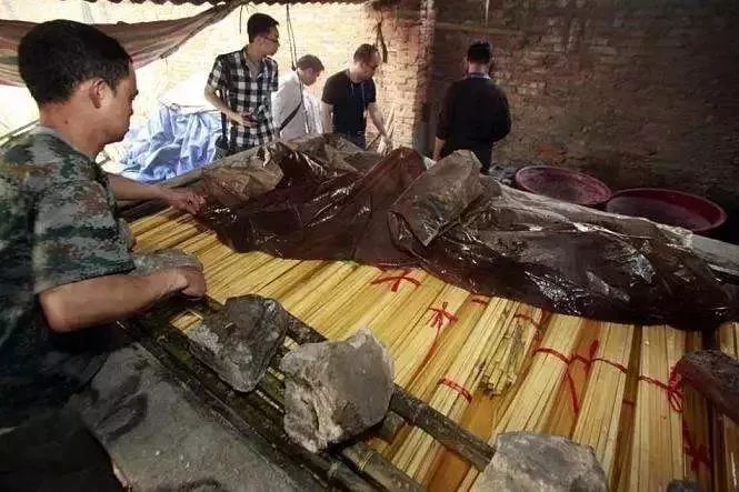 一次性筷子的木刺咽下去了怎么办,怎么判断一次性筷子是否扎进手里