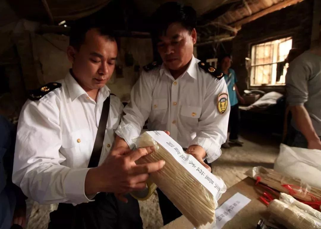 一次性筷子的木刺咽下去了怎么办,怎么判断一次性筷子是否扎进手里