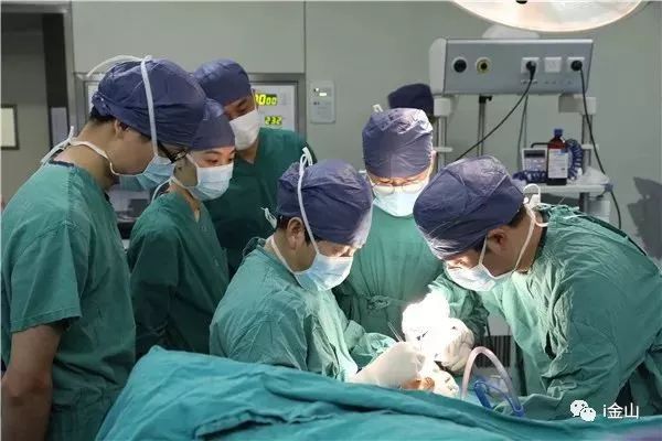 少年先天性多指感到自卑，爱心接力来金接受手术……