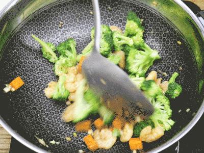 炒菜的时候粘锅教你一招轻松解决,炒菜粘锅最好的解决办法