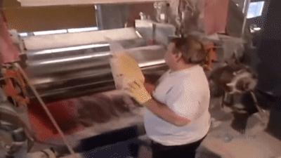 铅笔上面那块废柴橡皮为什么容易把纸擦破？