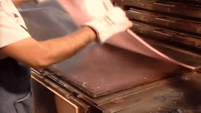 铅笔上面那块废柴橡皮为什么容易把纸擦破？