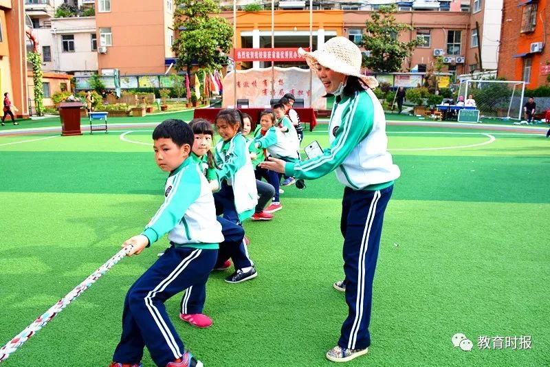 Hey，哈敦！你为学生努力的样子真美