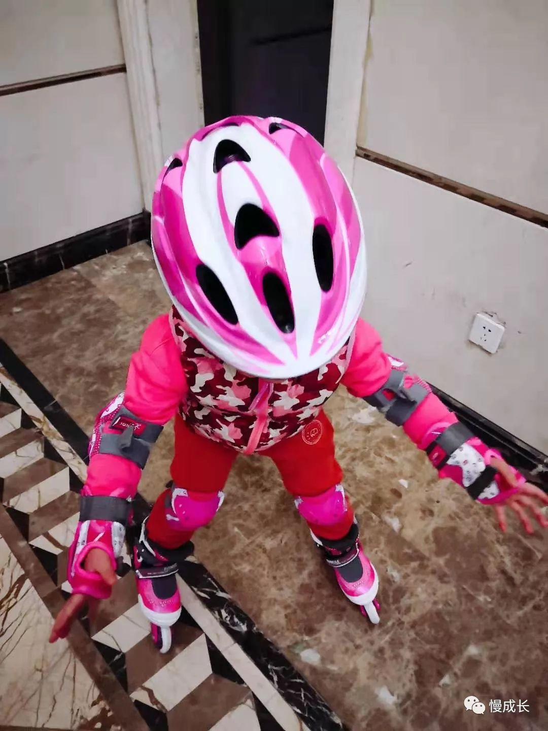 小孩学轮滑有什么好处,孩子学轮滑的好处