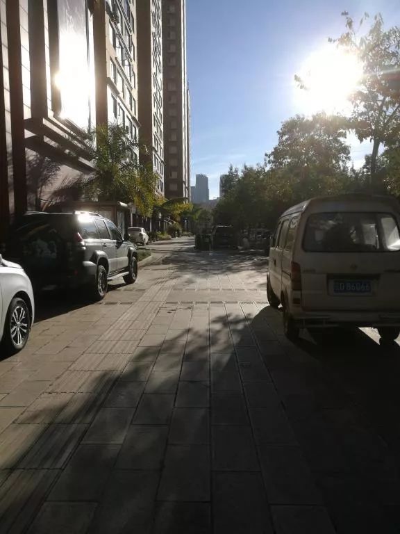 塞纳公馆伯爵公然非法违建！玉屏路人行道上停满汽车！