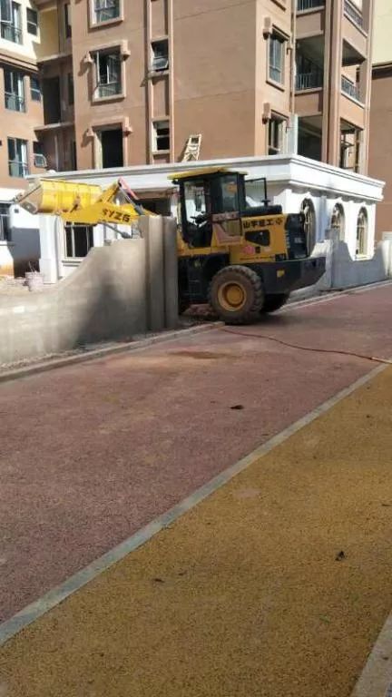 塞纳公馆伯爵公然非法违建！玉屏路人行道上停满汽车！