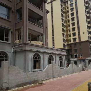 塞纳公馆伯爵公然非法违建！玉屏路人行道上停满汽车！