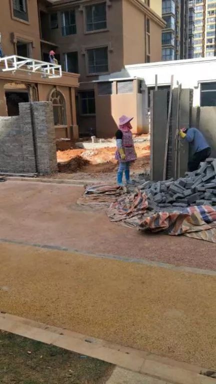 塞纳公馆伯爵公然非法违建！玉屏路人行道上停满汽车！