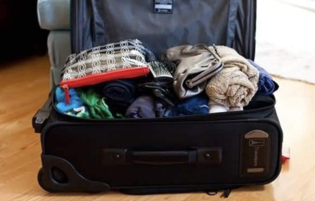 精致女孩出门旅行收纳行李箱,行李箱收纳技巧夏天旅游