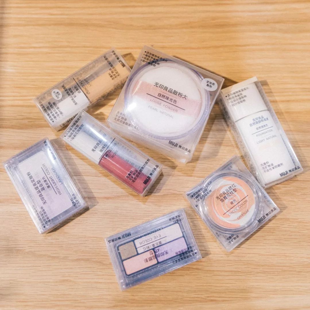 发型妆容与穿搭 (妆容发型和穿搭都是关键)