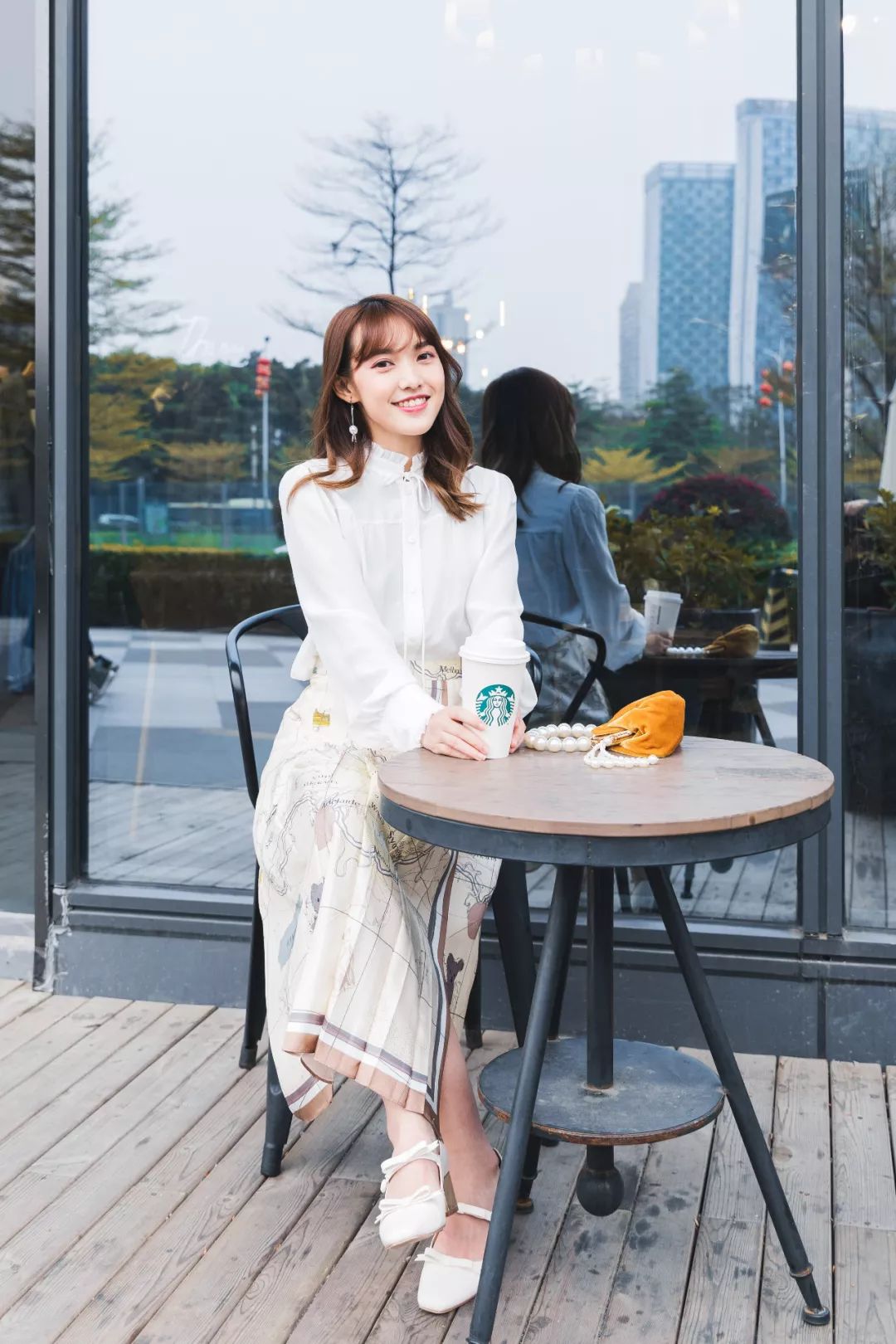 发型妆容与穿搭 (妆容发型和穿搭都是关键)