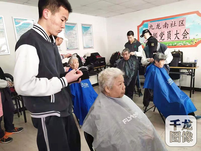 北京朝阳百位老人电影院里“过节”