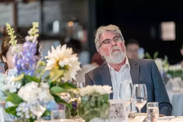 张嘉倪同款月光宝盒精华液,张嘉倪给人涂保湿美白精华液