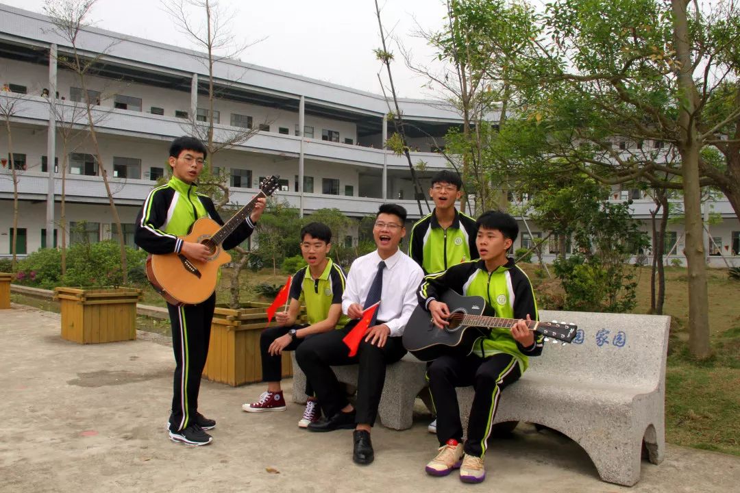 校园里的超燃时刻,校园毕业唱歌快闪惊艳全场