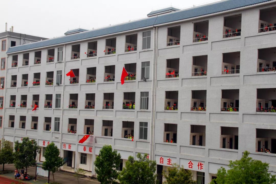 校园里的超燃时刻,校园毕业唱歌快闪惊艳全场