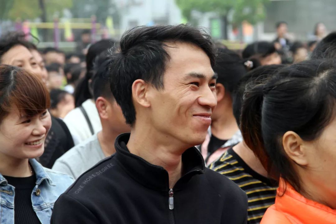 校园里的超燃时刻,校园毕业唱歌快闪惊艳全场