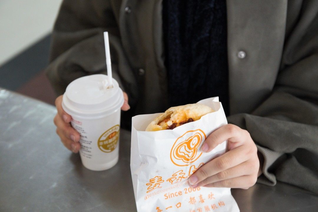 叫醒你的不是梦想是早餐,叫醒你的不是闹钟是鸟叫声