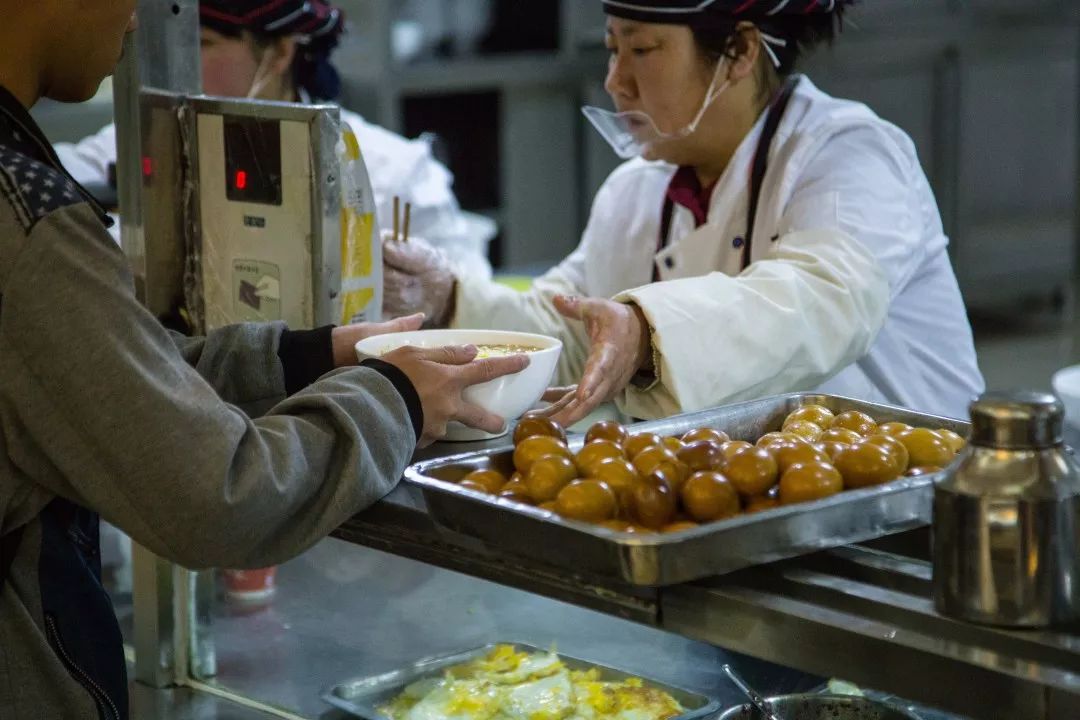 叫醒你的不是梦想是早餐,叫醒你的不是闹钟是鸟叫声