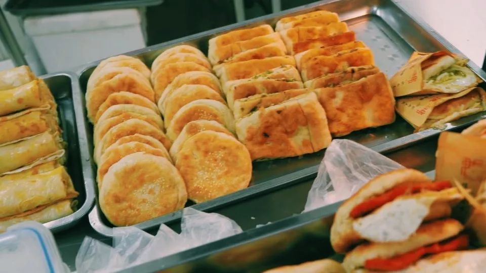 叫醒你的不是梦想是早餐,叫醒你的不是闹钟是鸟叫声