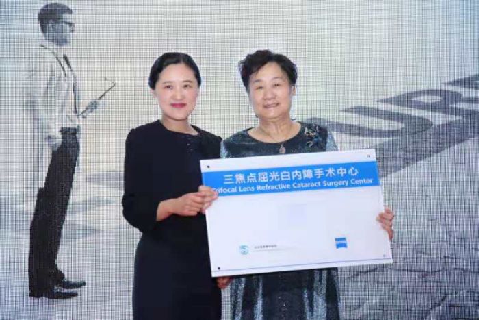 包头眼科医院检查老人白内障,三焦点白内障晶体置换手术