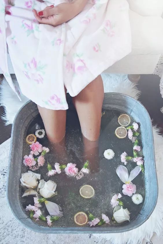 鞋子穿不脏的小窍门,穿脏的鞋子用它轻轻一擦就干净