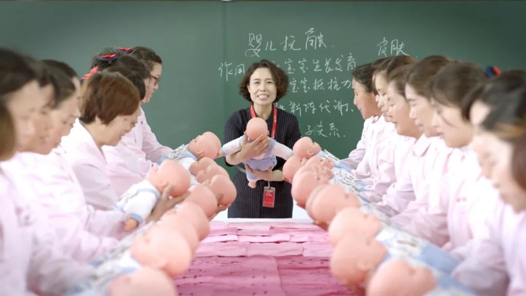 金牌月嫂月入2万,为了自己娃去学月嫂