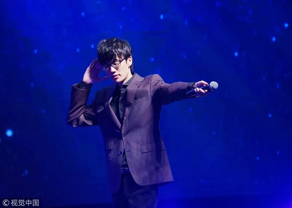 力压周杰伦、引领非主流、霸屏QQ空间…陪你长大的他，怎么混得这么惨？