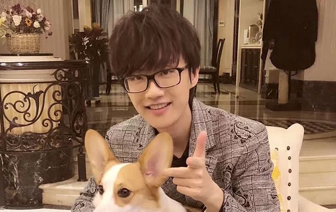 力压周杰伦、引领非主流、霸屏QQ空间…陪你长大的他，怎么混得这么惨？