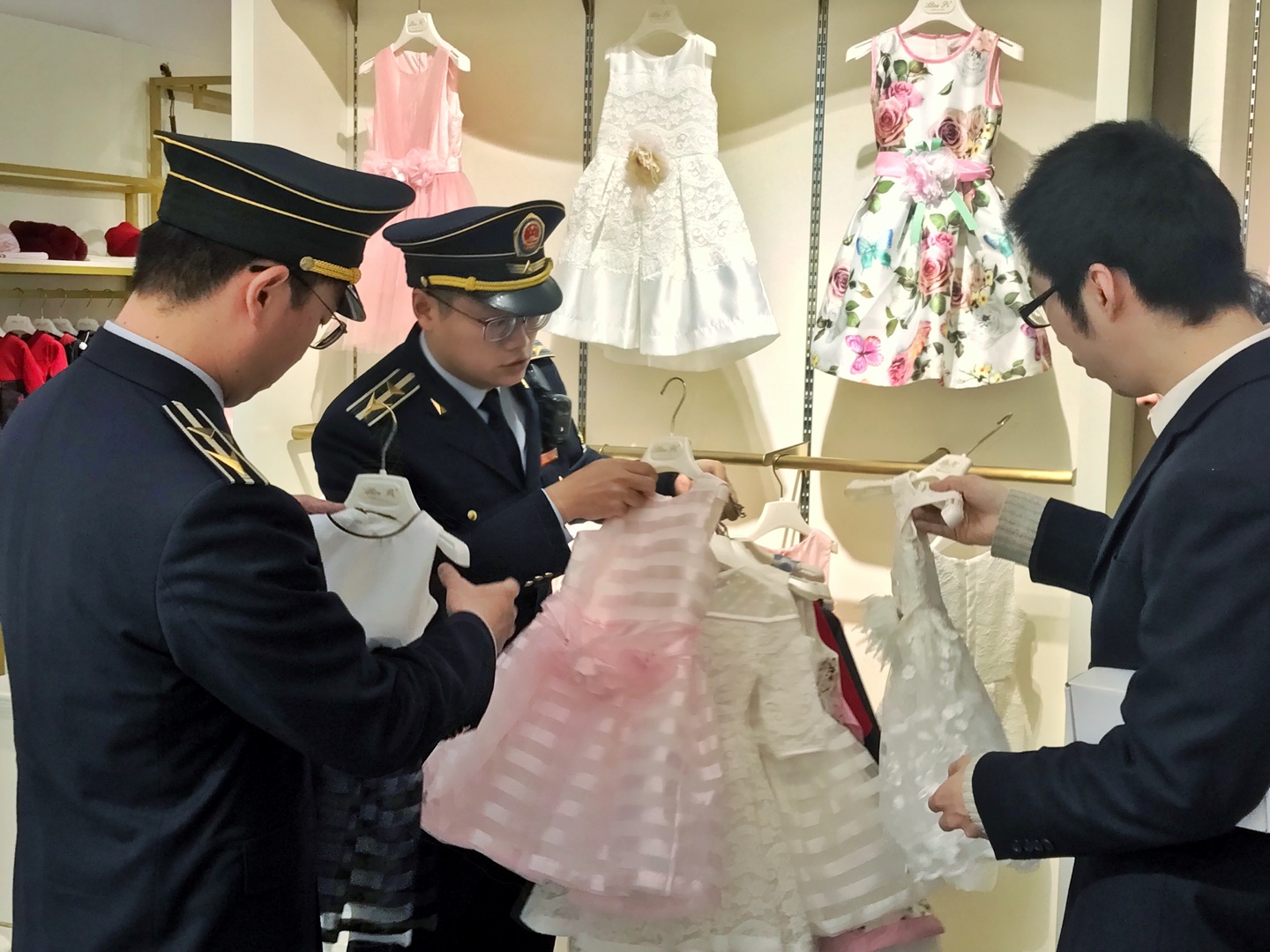 给宝宝买衣服要谨慎,女童装6-12岁潮款高级感小礼服