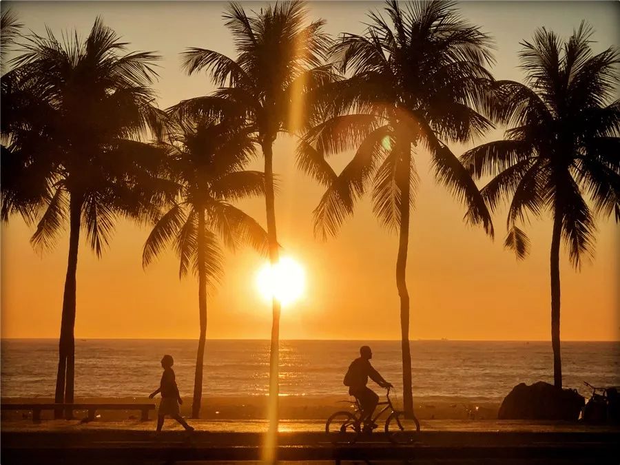 阳光沙滩比基尼：两不厌，两相欠