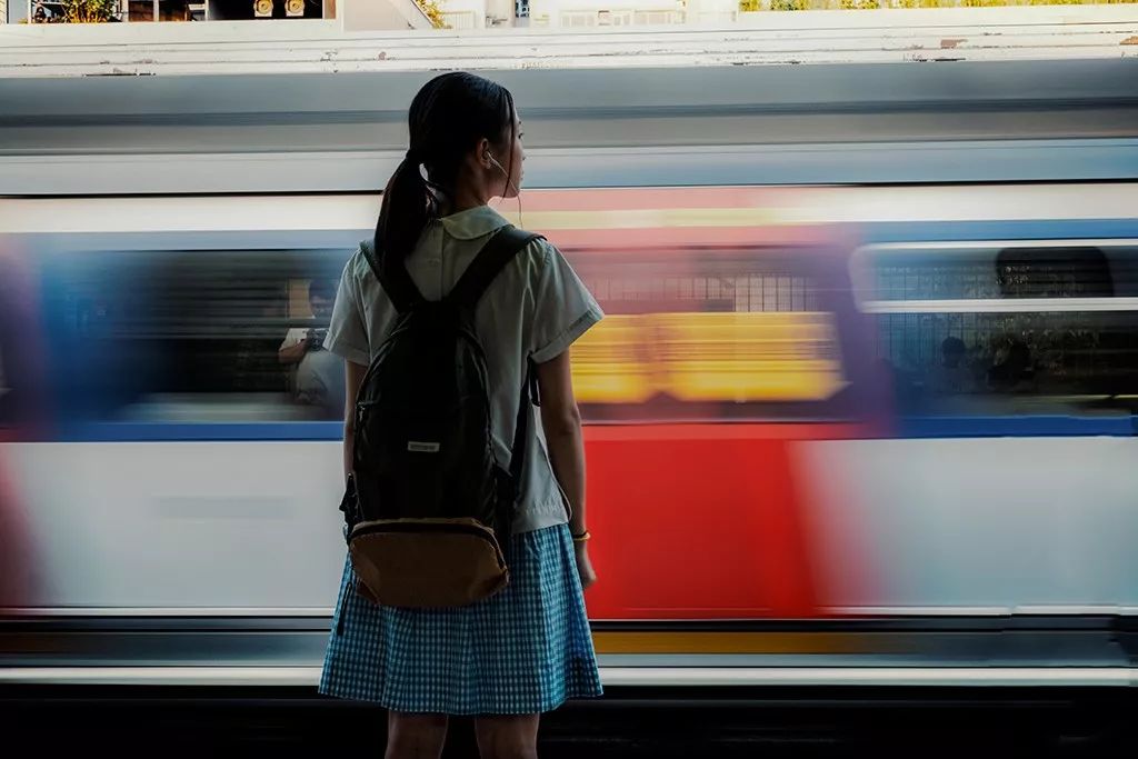 16岁跨境上学的少女*私走**iphone，她有怎样的秘密？