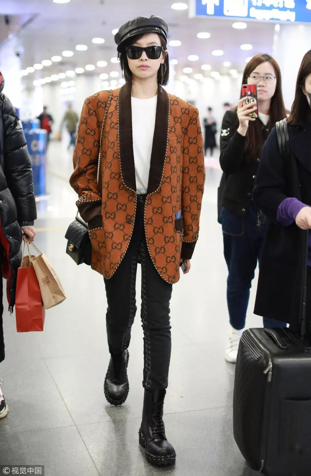 最新时尚穿搭街拍,换季不吃土旧衣穿出新时髦感