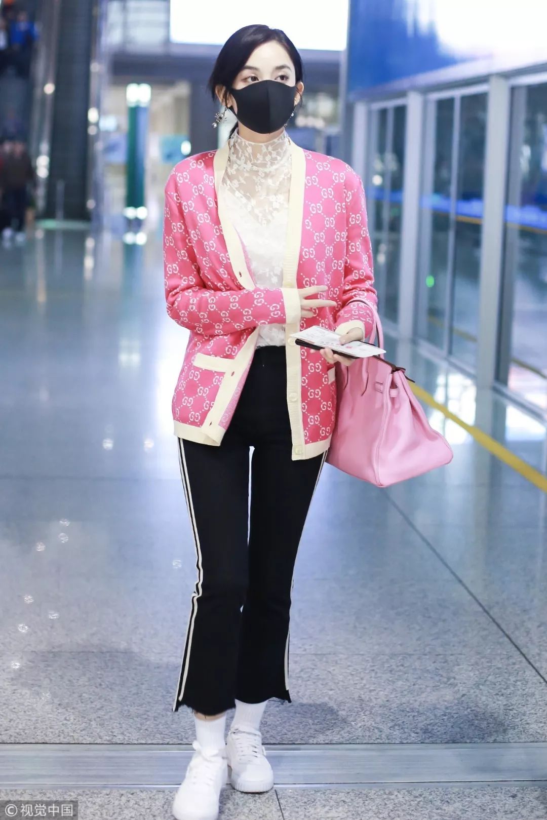 最新时尚穿搭街拍,换季不吃土旧衣穿出新时髦感