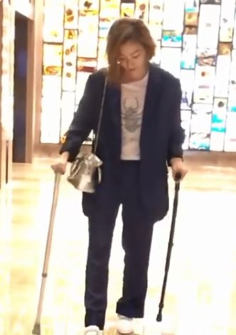 郑秀文腿伤,47岁郑秀文曝身体现状