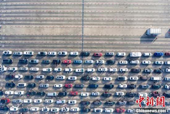 在国外考驾照需要国内的证明,在外国考驾照难吗