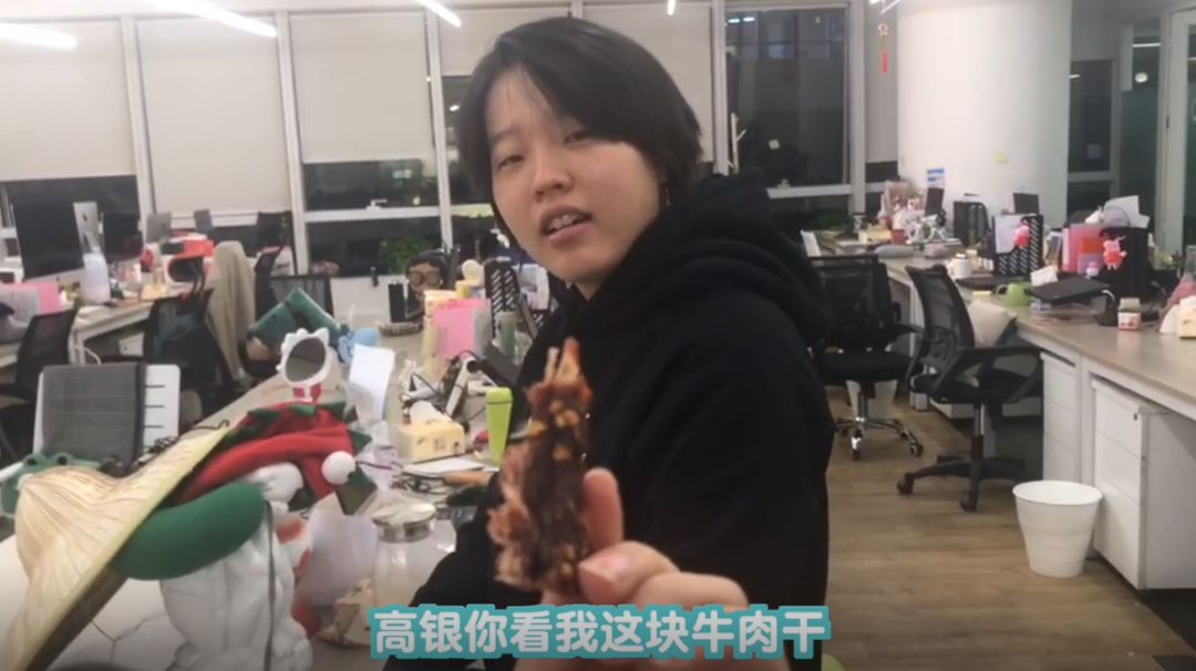 假小子变装惊艳全场的样子,肿眼泡假小子