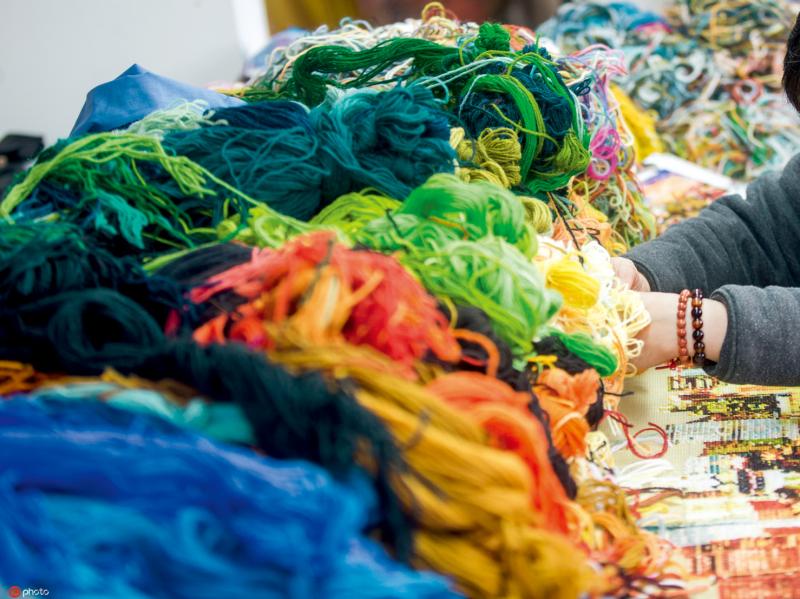 老城厢的傍晚，母亲专注绒绣的背影浸在汗水里