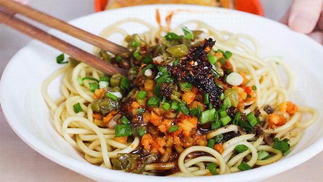 武汉：一碗热干面杀百鬼，一锅豆皮烫神仙