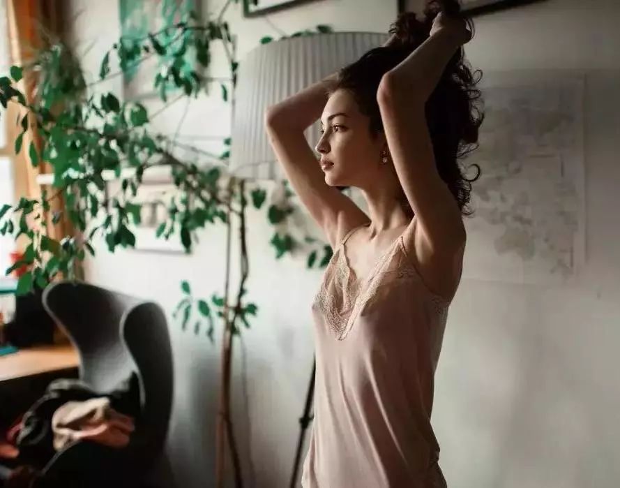 美到犯规的法式风情睡衣，丝滑修身，穿上肌肤像开了柔光一样美好。